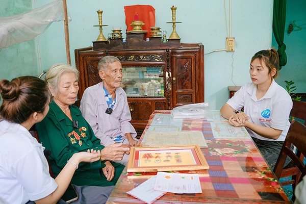 Hình ảnh chồng tài liệu pháp lý thể hiện tính minh bạch của ku77
