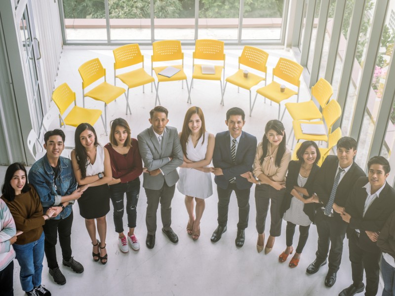 Một người đang suy nghĩ về hành vi cá cược của mình, thể hiện sự tự đánh giá và trách nhiệm.